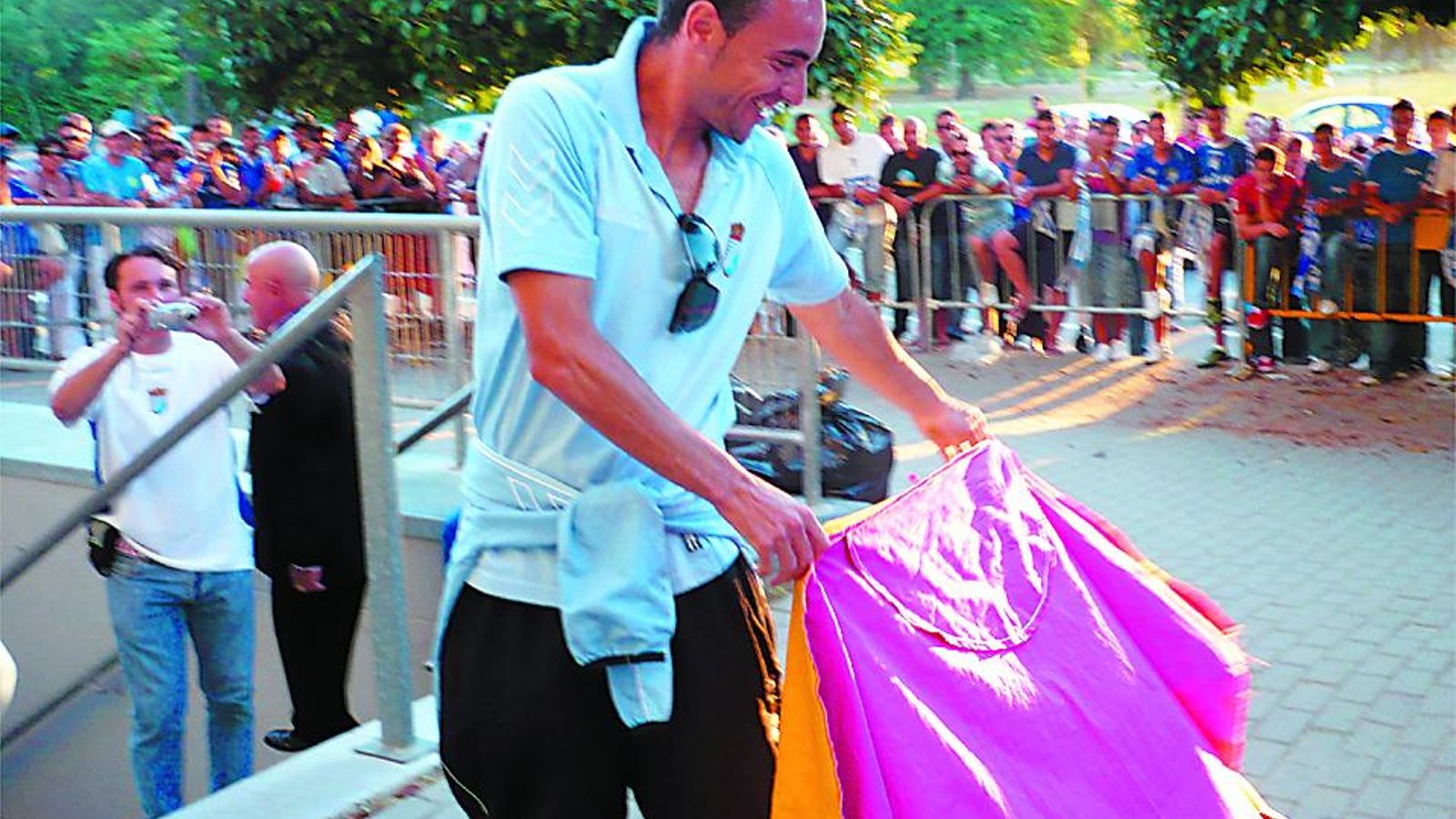 Momo tira de arte y da unos pases con un capote a las puertas de Chapín.