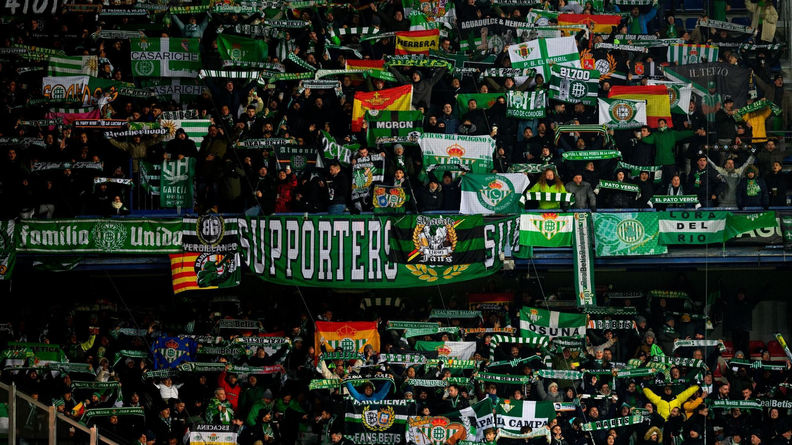 Los aficionados del Betis en Praga.