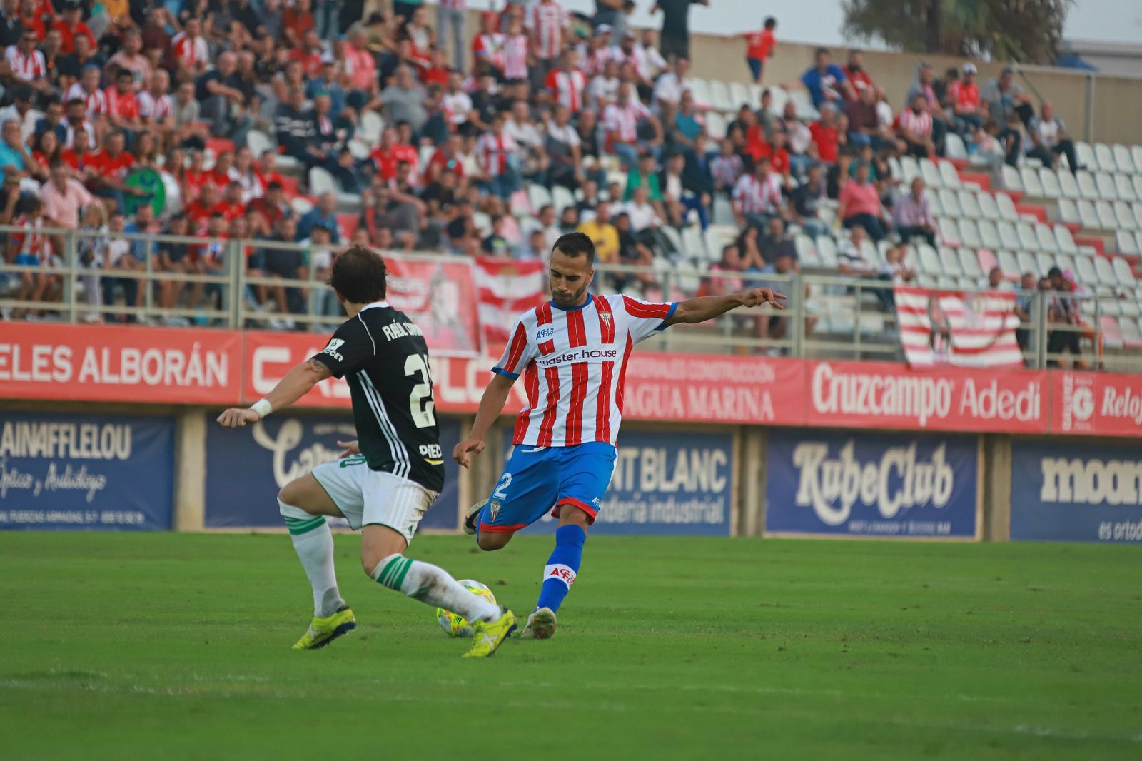 Choco se dispone a chutar en el partido ante el Córdoba.