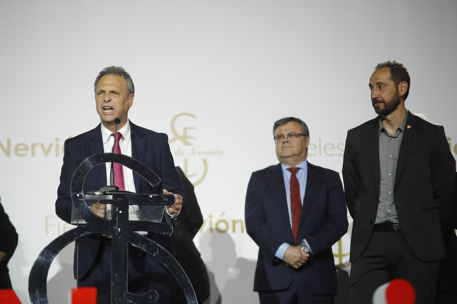 Joaquín Caparrós se dirige a los 'Fieles de Nervión', ante Pablo Machín