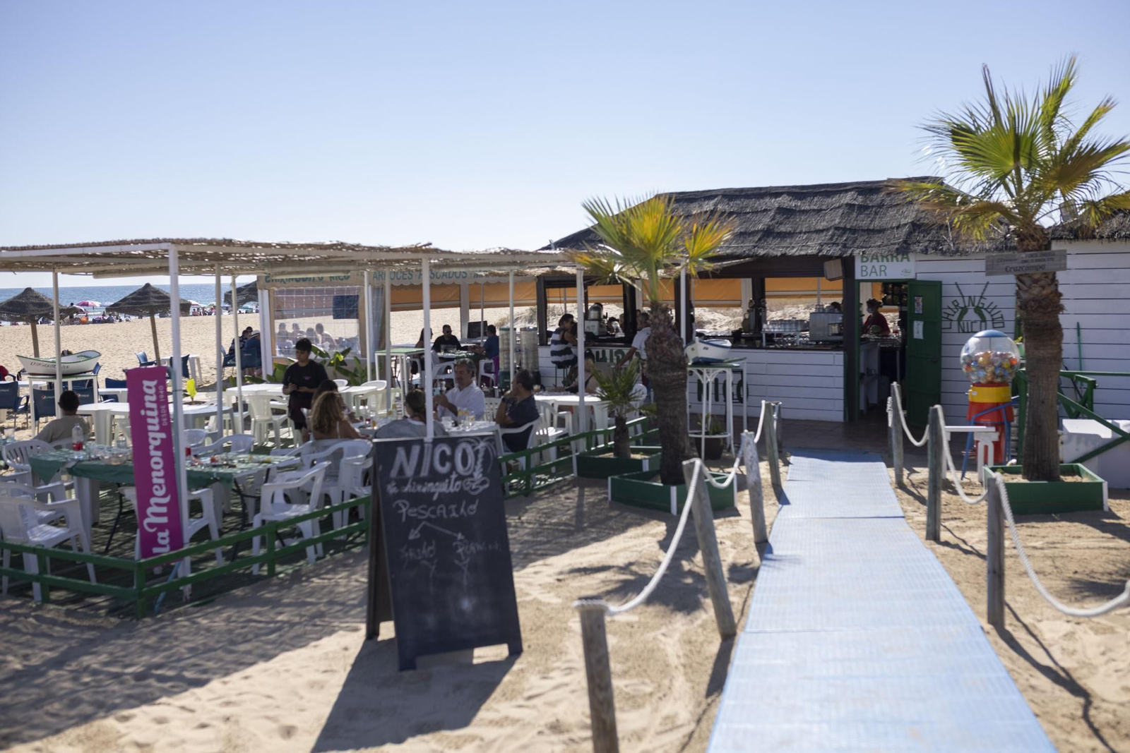 Panorámica de la terraza de un chiringuito de Punta Umbría en la tarde de ayer.
