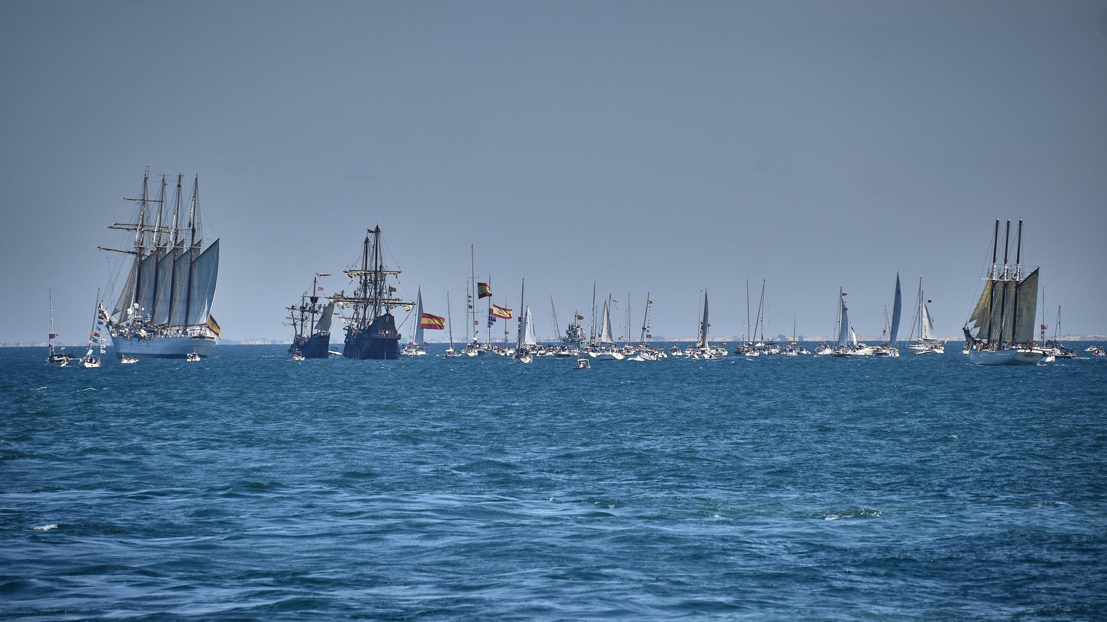 Parada naval y aérea en homenaje a Elcano en aguas de Sanlúcar. Parada naval y aérea en homenaje a Elcano en aguas de Sanlúcar.