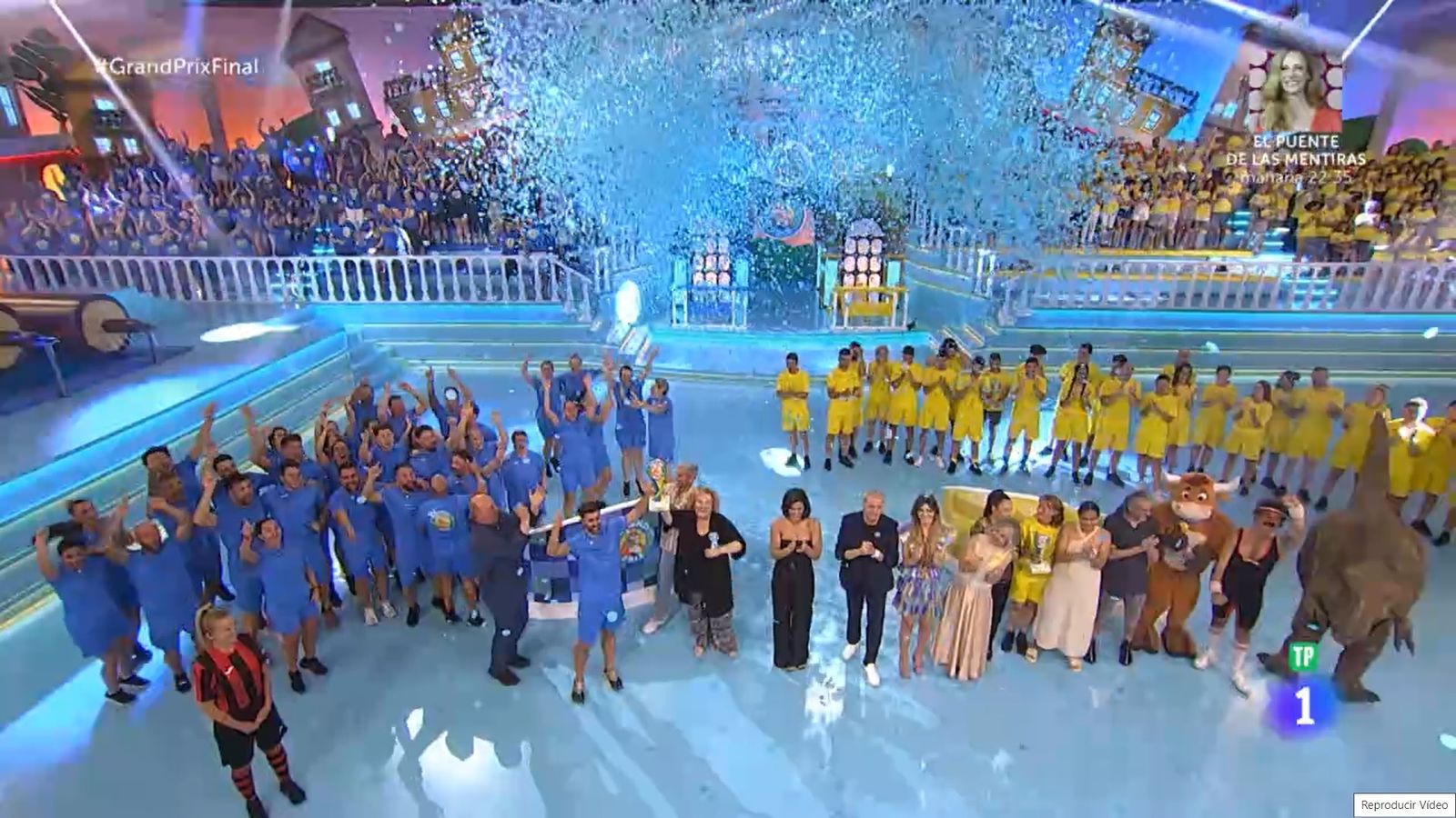 La localidad de Alfacar levantando el trofeo de vencedor del Grand Prix del Verano