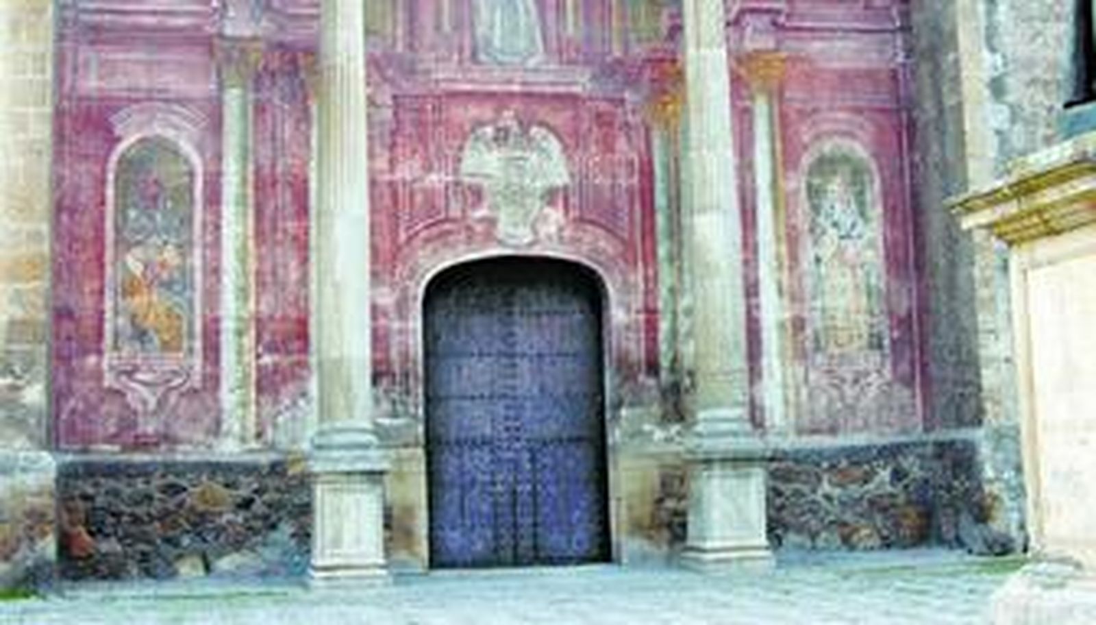 Fachada de la iglesia de Santo Domingo, en la que dos jóvenes imprimieron sus huellas con pintura.
