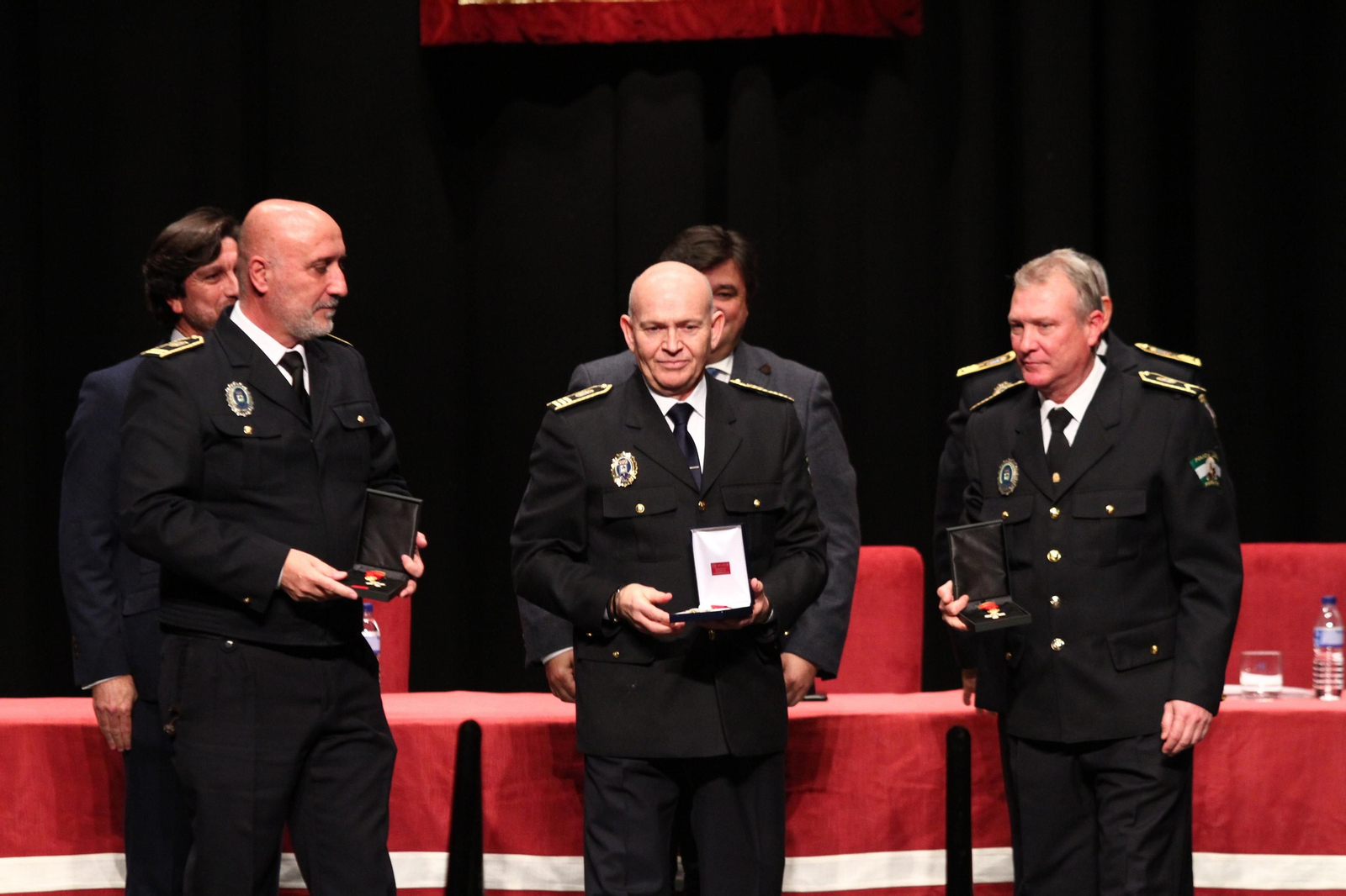 La policía Local entrega las medallas en el día de su patrón