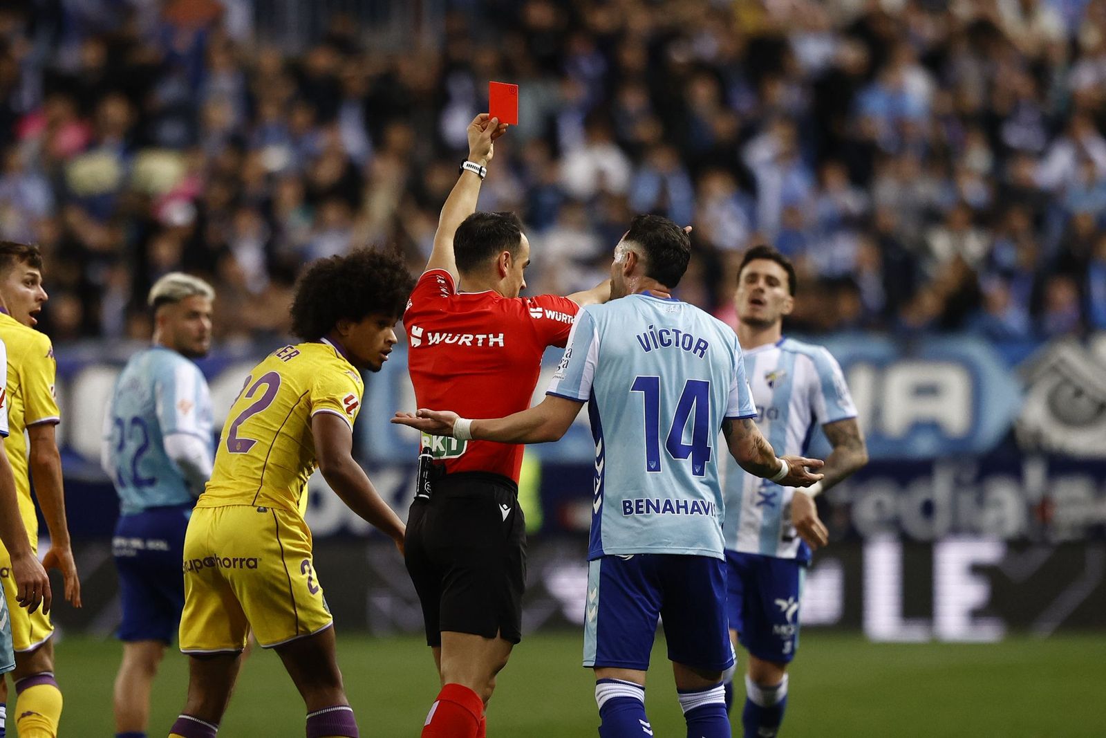 Momento de la roja en el Málaga CF-Real Valladolid
