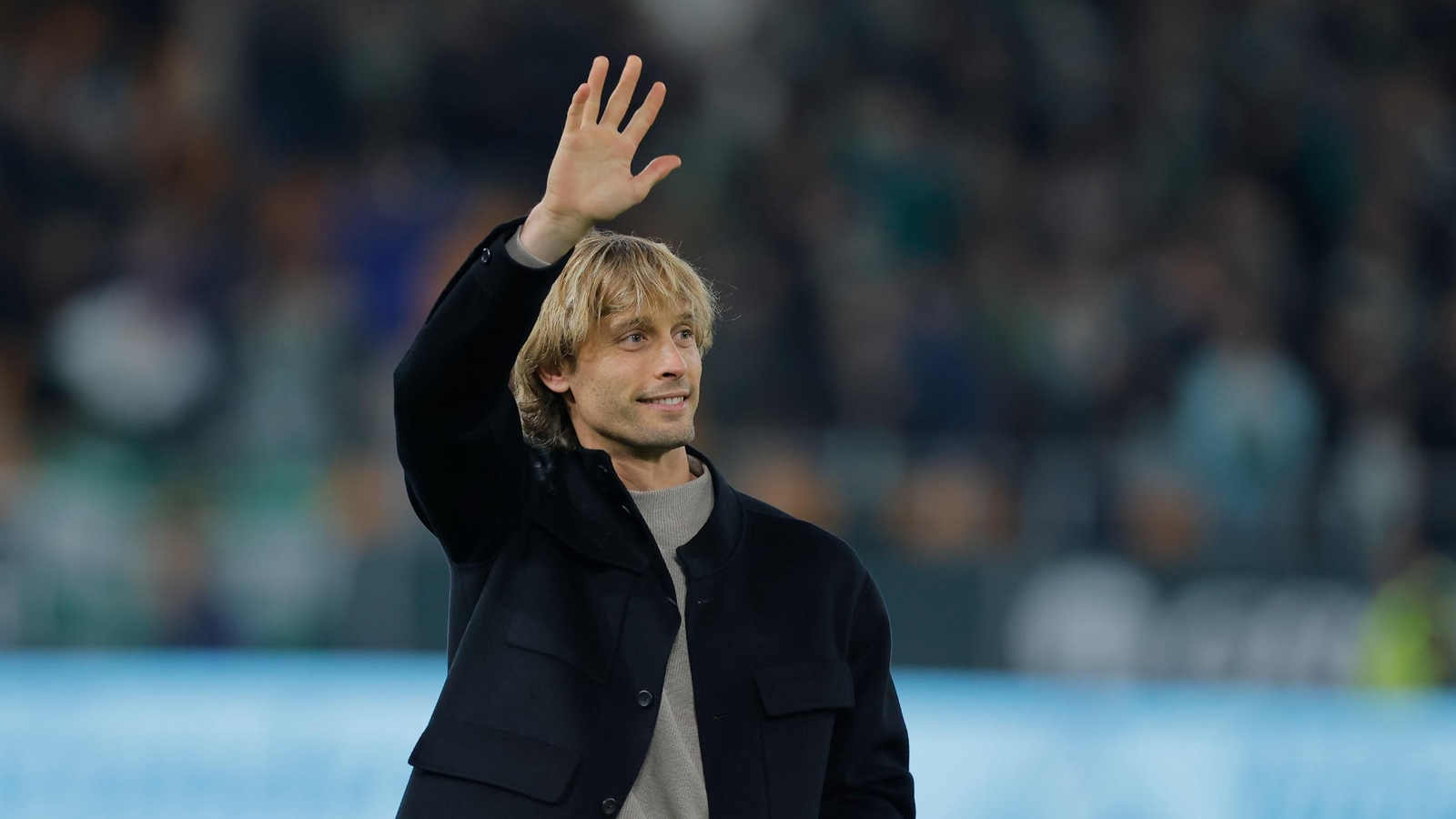 La ovación atronadora de la afición del Betis a Sergio Canales