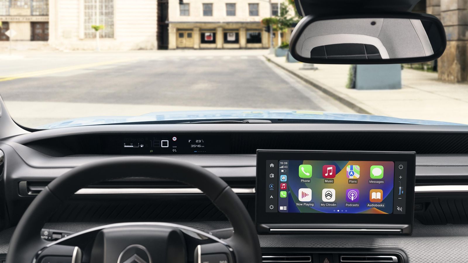 Entre los recursos diferenciales de este Citroën está la eliminación de una instrumentación como tal a favor de un HUD. Habrá versiones tanto con pantalla central como sin ella, éstas integrando ahí un teléfono.