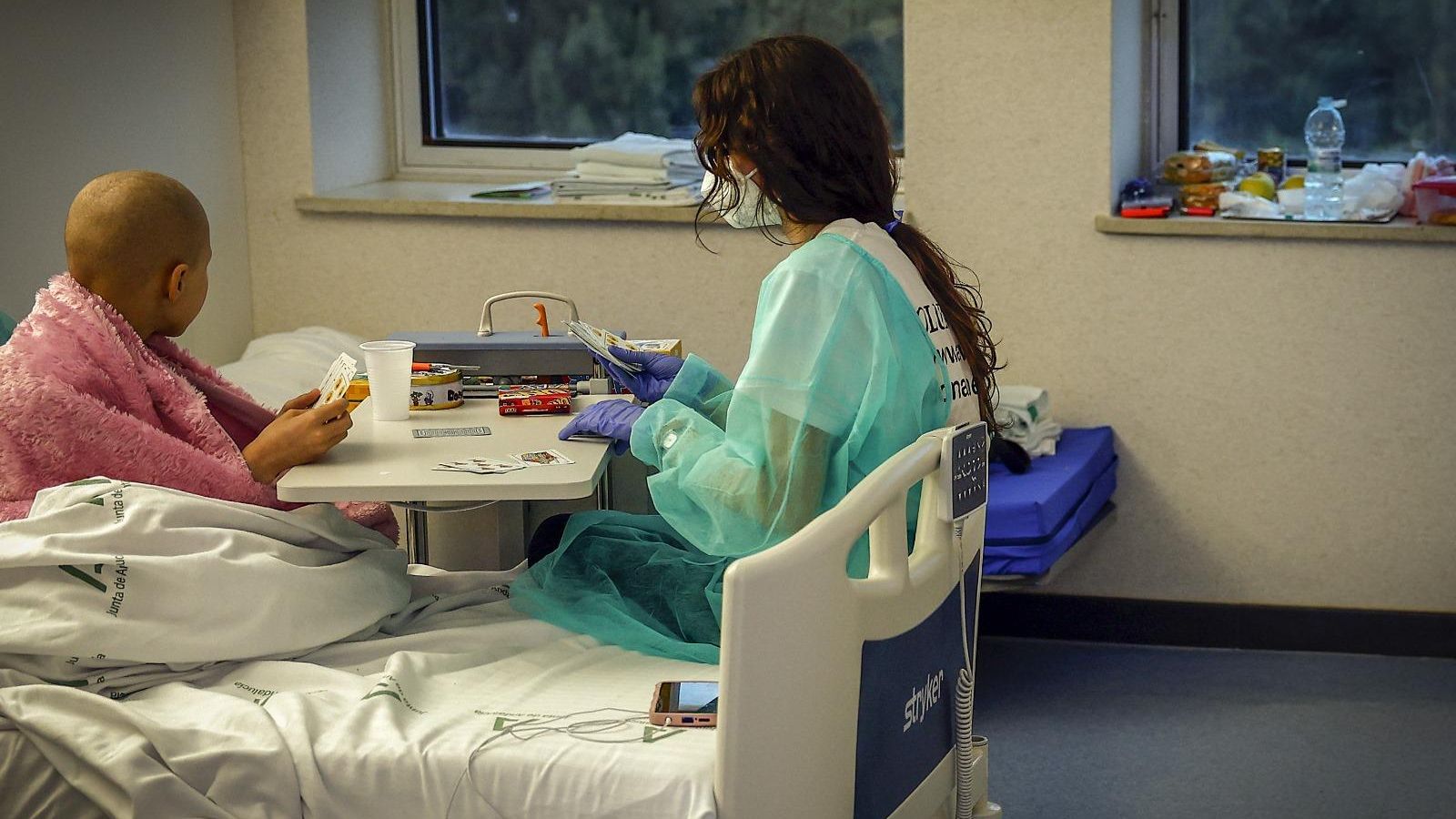 AVOI suma 32 años llevando sonrisas a los niños hospitalizados del Materno.