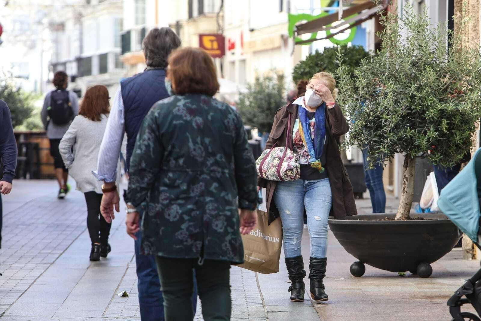 Paseantes con mascarillas por una céntrica calle de Chiclana.
