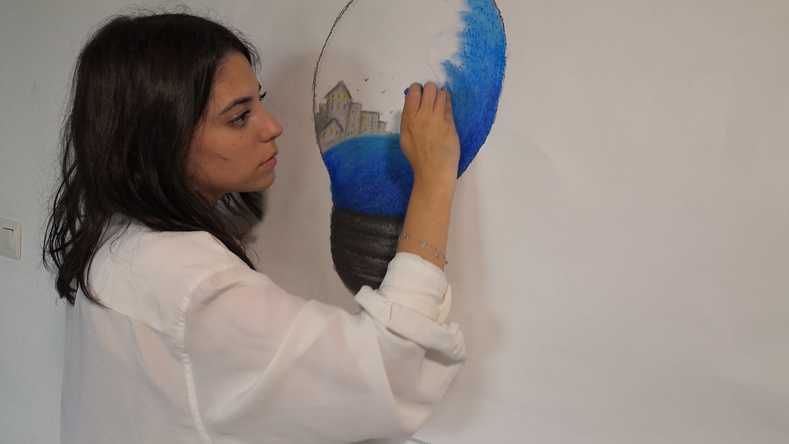 Alumna preparando el proyecto 'The light of the sea'
