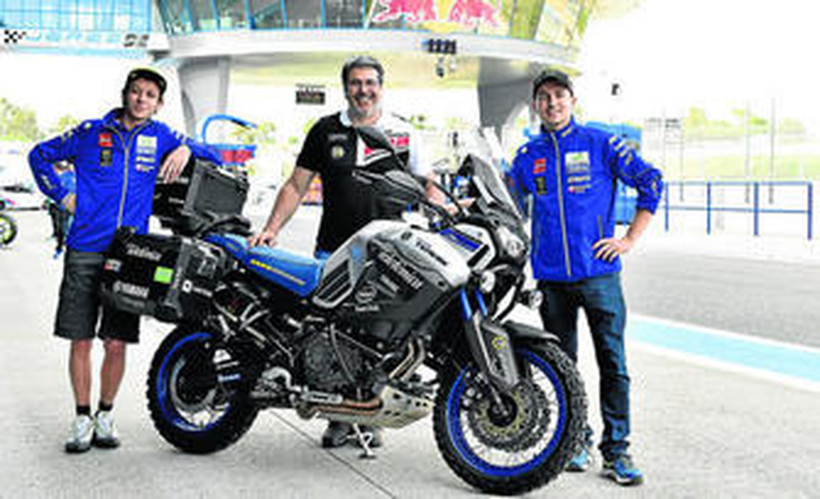 Valentino Rossi y Jorge Lorenzo acompañan en el circuito de Jerez a Hugo Scagnetti y a la Yamaha Super Ténéré XT1200Z, con la que emprenderá la vuelta al mundo en 80 días.