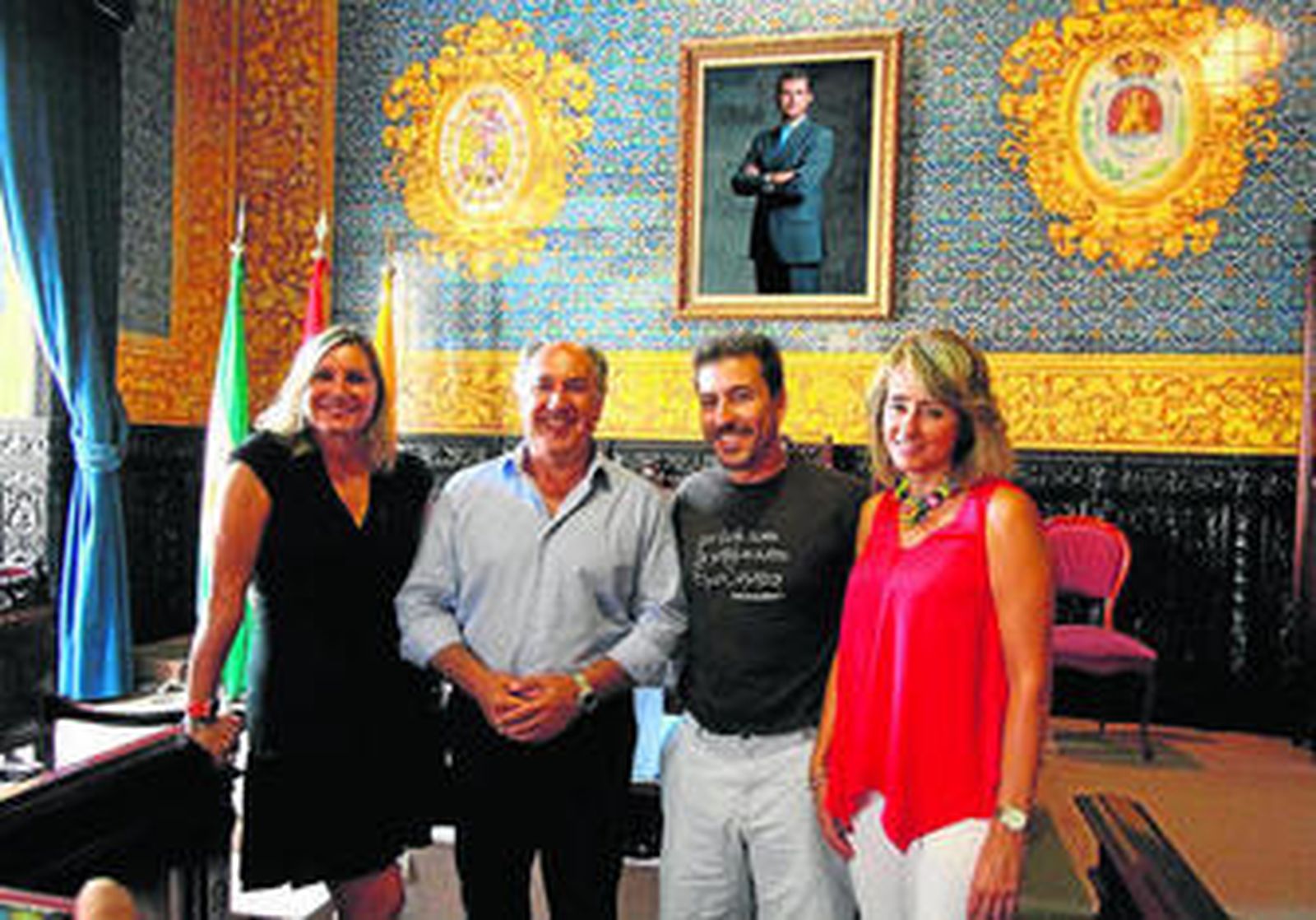 El alcalde, José Ignacio Landaluce, junto al promotor del Festival de Luzia, Iván Días, en el salón de plenos del Ayuntamiento.