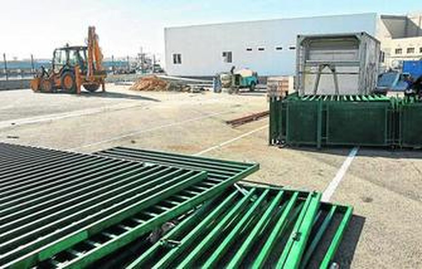 Al fondo de la explanada luce ya la terminal para los pasajeros que partan con Acciona rumbo a Canarias.