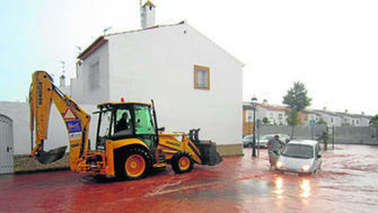 El coche, atrapado en el socavón la mañana del 24 de junio.