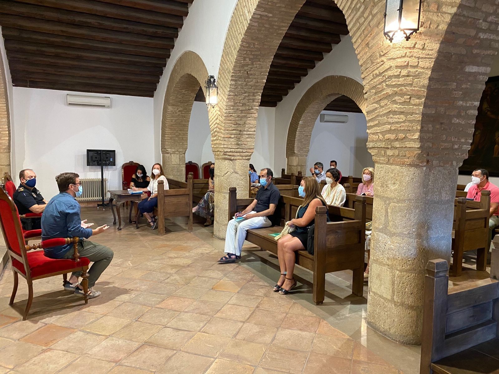 El delegado de Educación durante una reunión con directivos de centros educativos