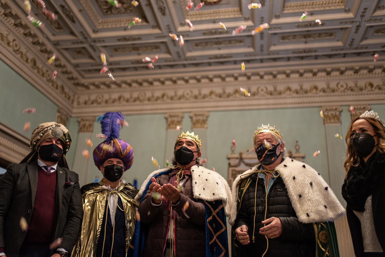 Los Reyes Magos tiran caramelos junto al Heraldo Real y la Estrella de la Ilusión.