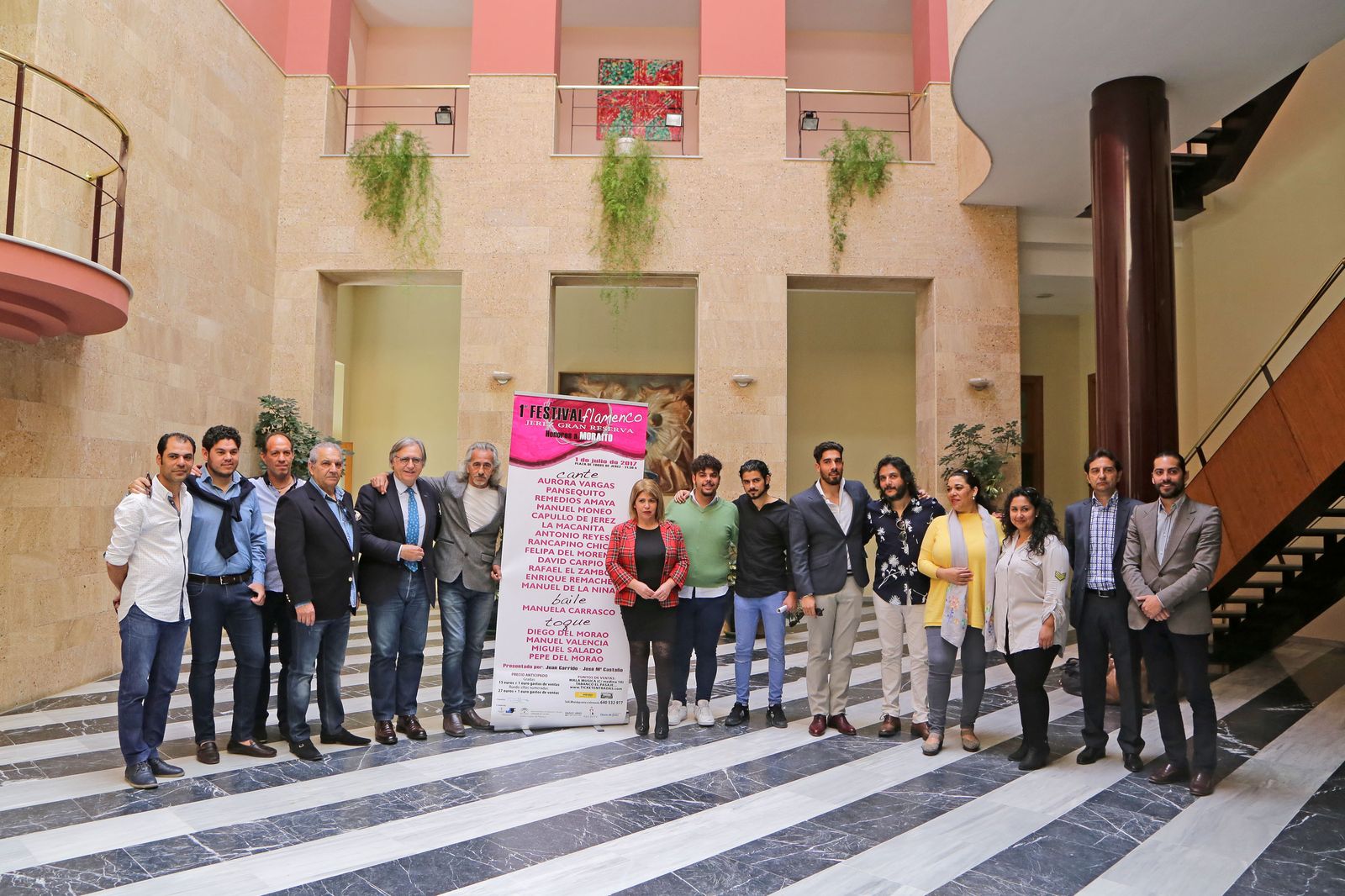 Artistas, organizadores y miembros del equipo de gobierno posan en el Ayuntamiento tras la rueda de prensa.