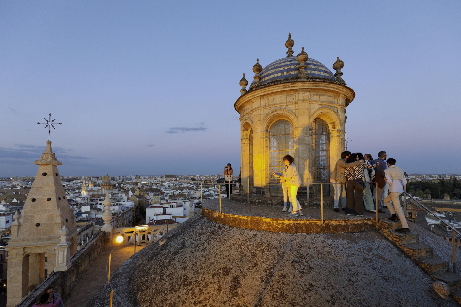 Recorrido de la visita por las cubiertas de la Catedral de Sevilla, al atardecer