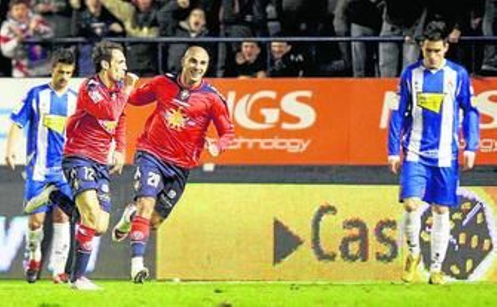 Juanfran corre a celebrar su gol seguido de Aranda.