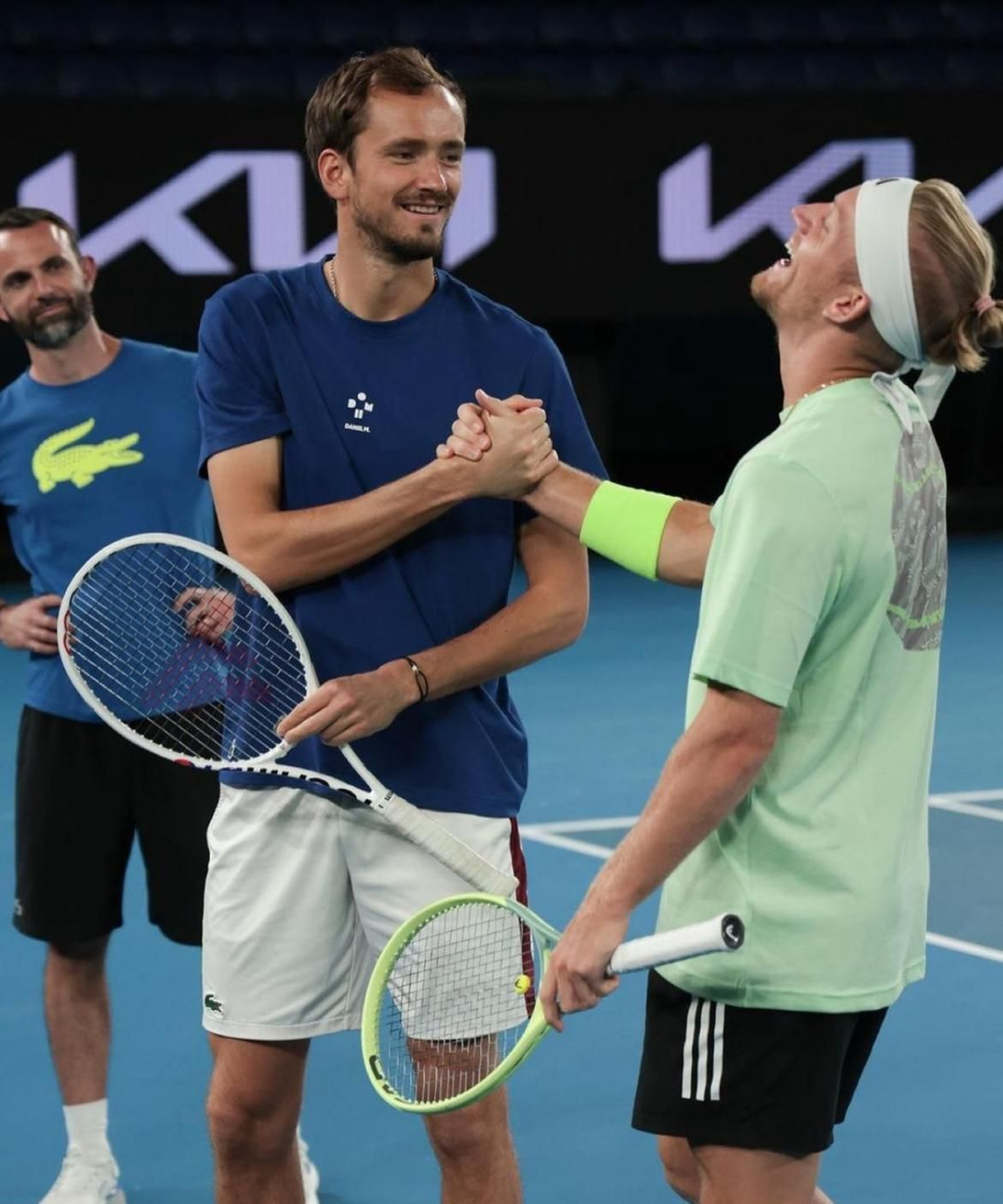 Davidovich, con Medvedev tras entrenar en Australia.