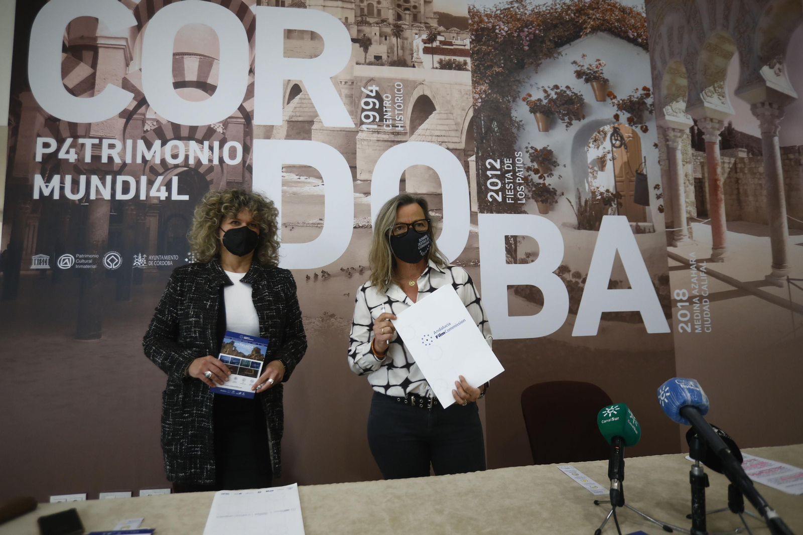 Piluca Querol e Isabel Albás tras la firma del acuerdo.