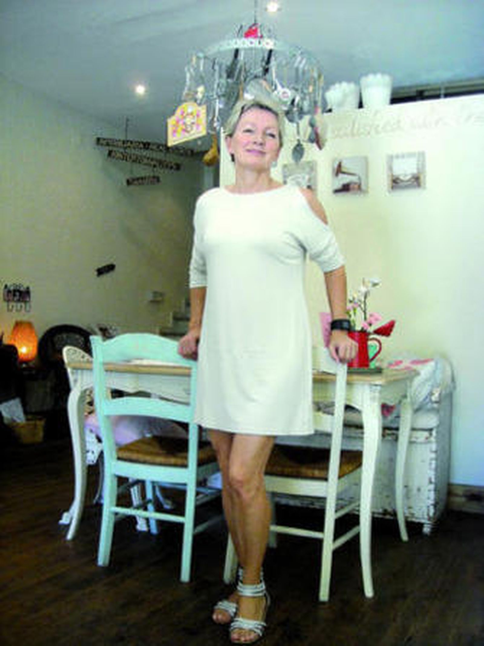 Suvi Kauranen, en la coqueta cafetería que regenta su hermana junto a la sede de la inmobiliaria Suvilla.