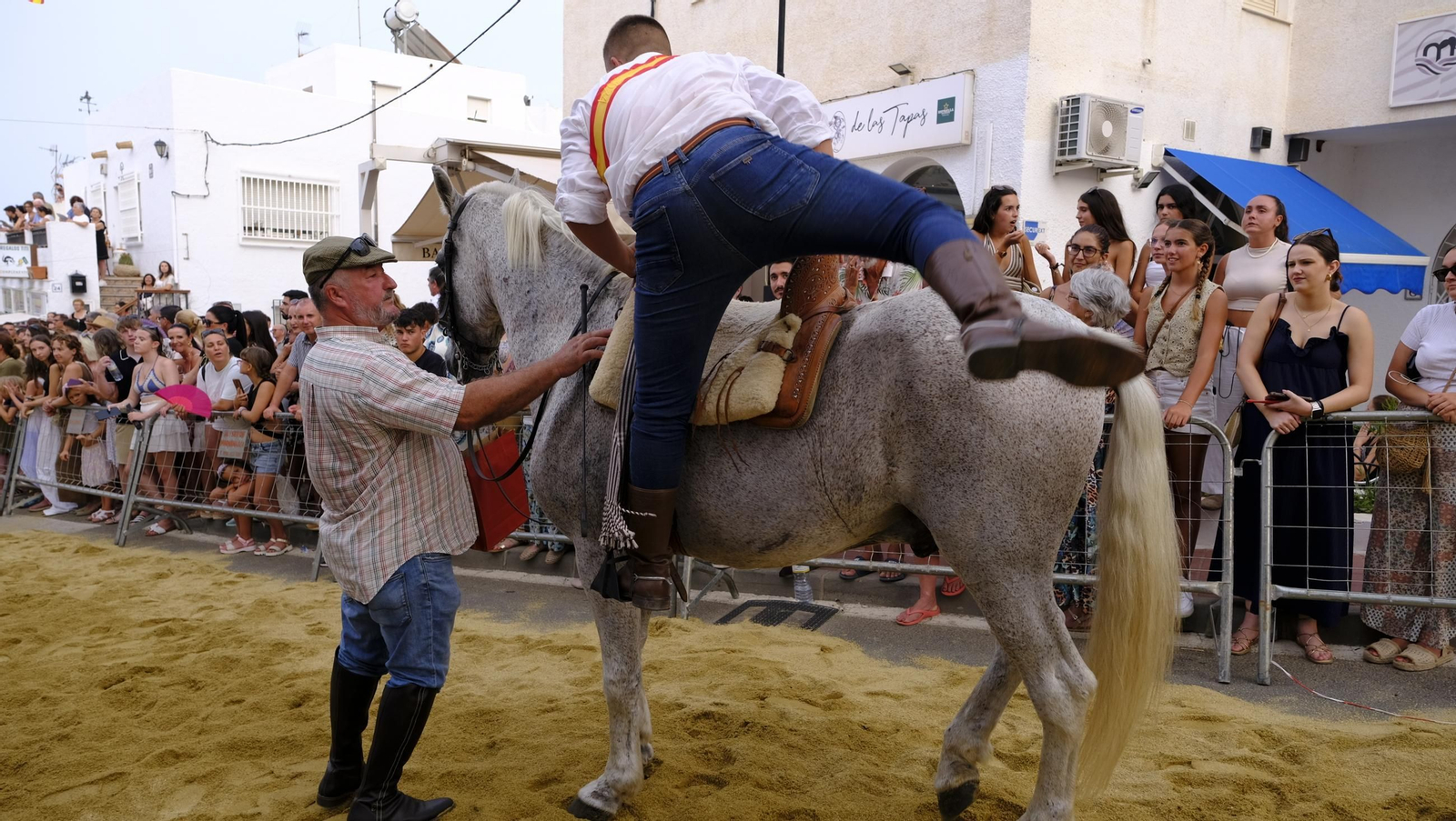 La popular carrera de cintas a caballo de las Fiestas de Mojácar, en imágenes
