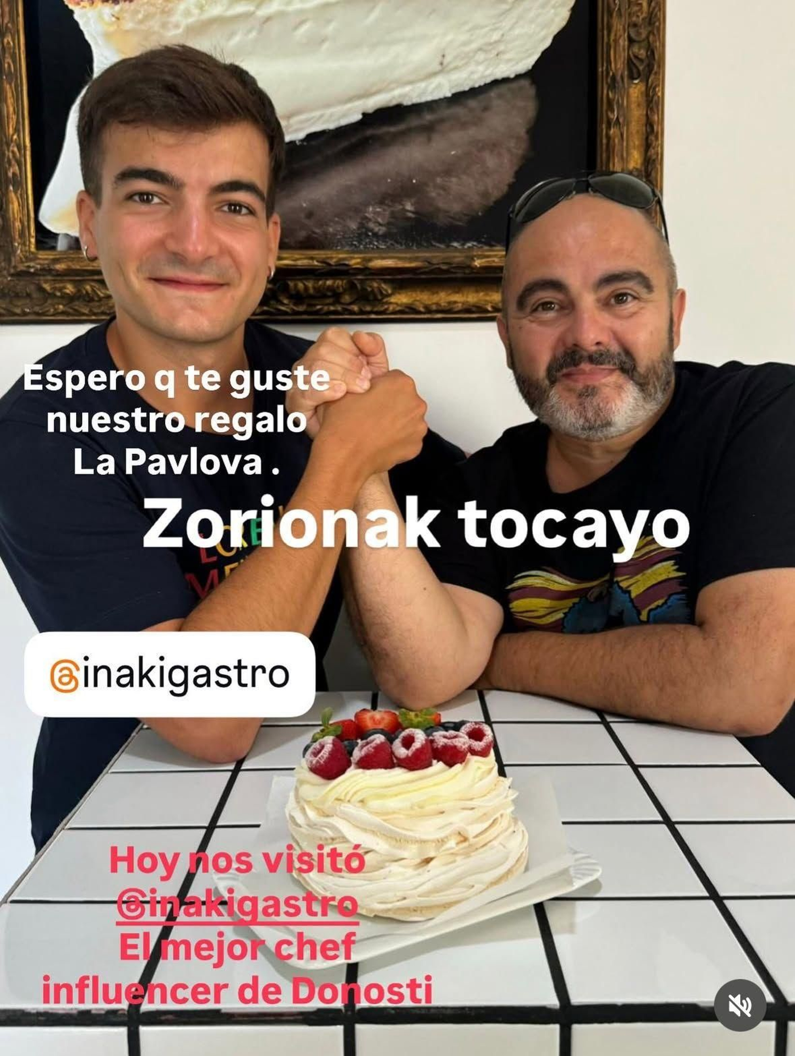 Iñaki Gastro y De Cáceres durante su visita a Mr. Cheescakes, en Sanlúcar.
