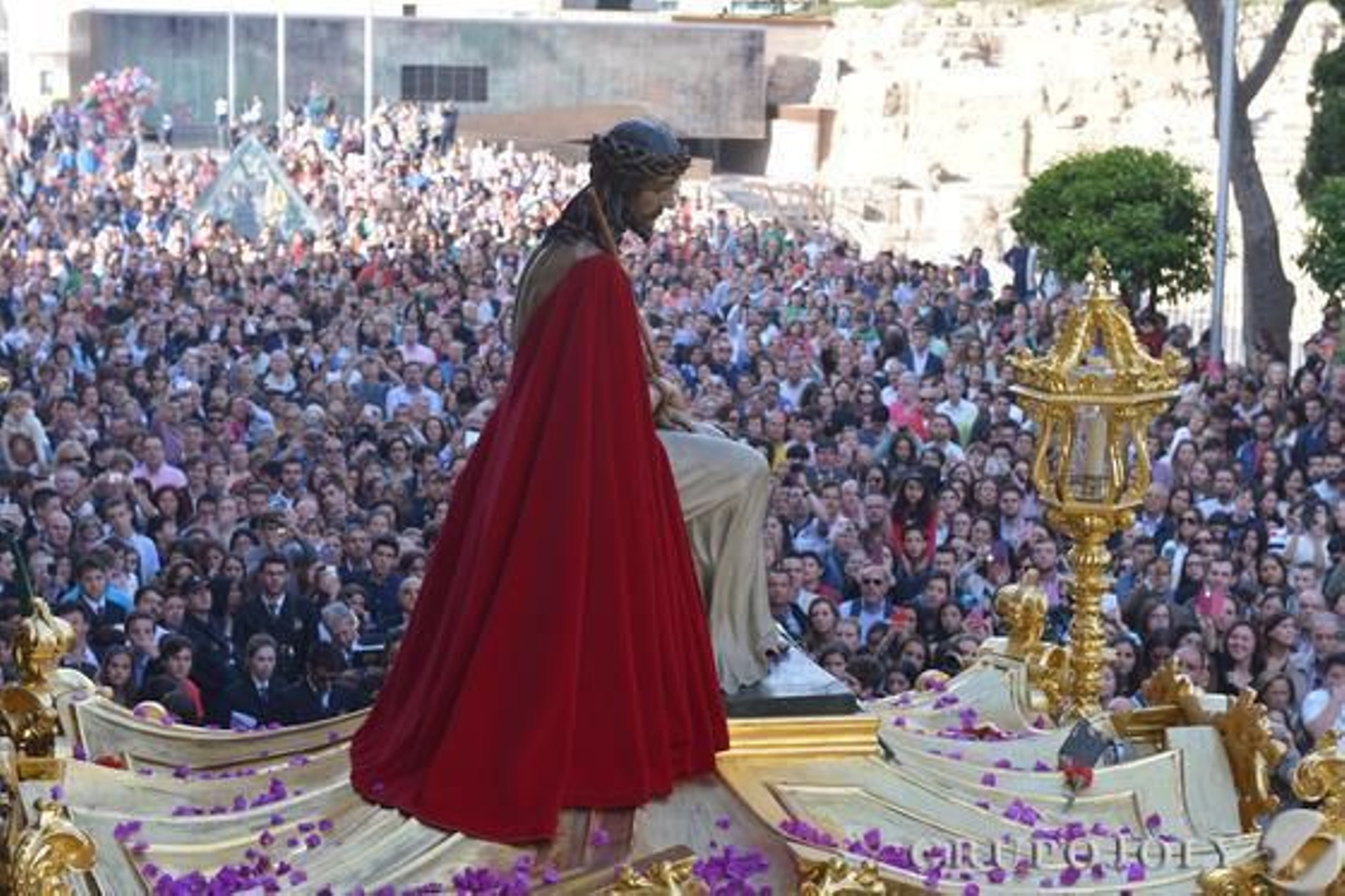 Crucifixión, Gitanos, Dolores del Puente, Pasión, Estudiantes y Cautivo protagonizaron una jornada en claroscuro./ Javier Albiñana