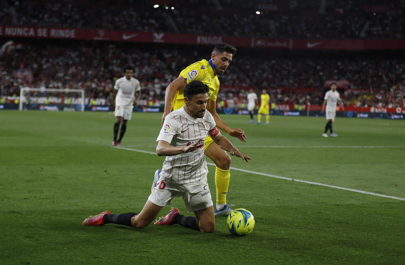 Jesús Navas cae en la disputa de un balón.