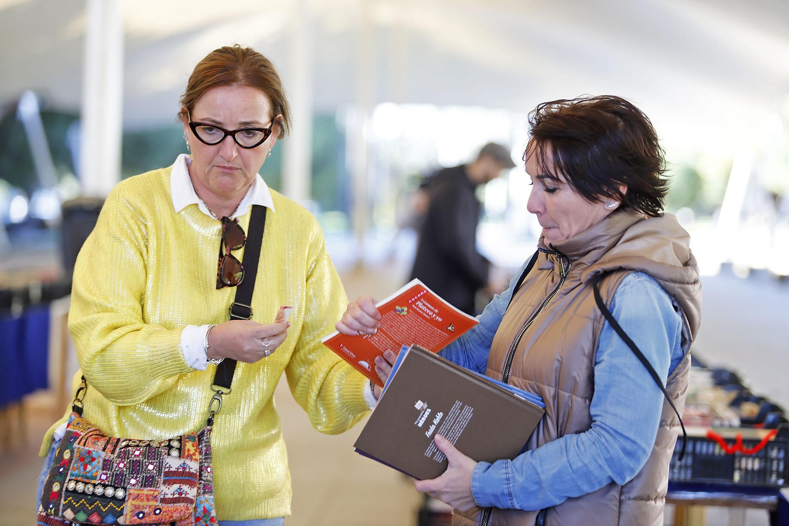 Imágenes del mercadillo solidario de Ayre en Huelva