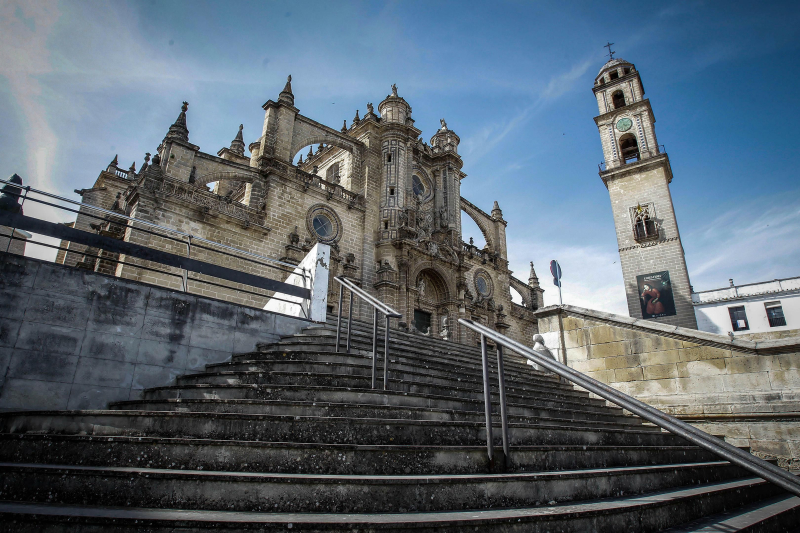 Fachada de la Catedral , que alberga parte del patrimonio histórico artístico de Jerez. Fachada de la Catedral , que alberga parte del patrimonio histórico artístico de Jerez.