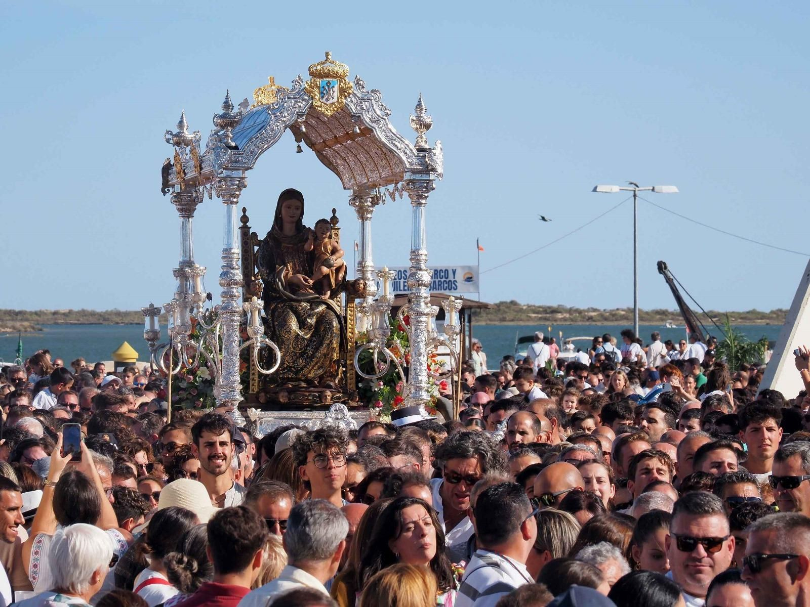 Imágenes del desembarco de la Virgen de la Bella en el Terrón de Lepe