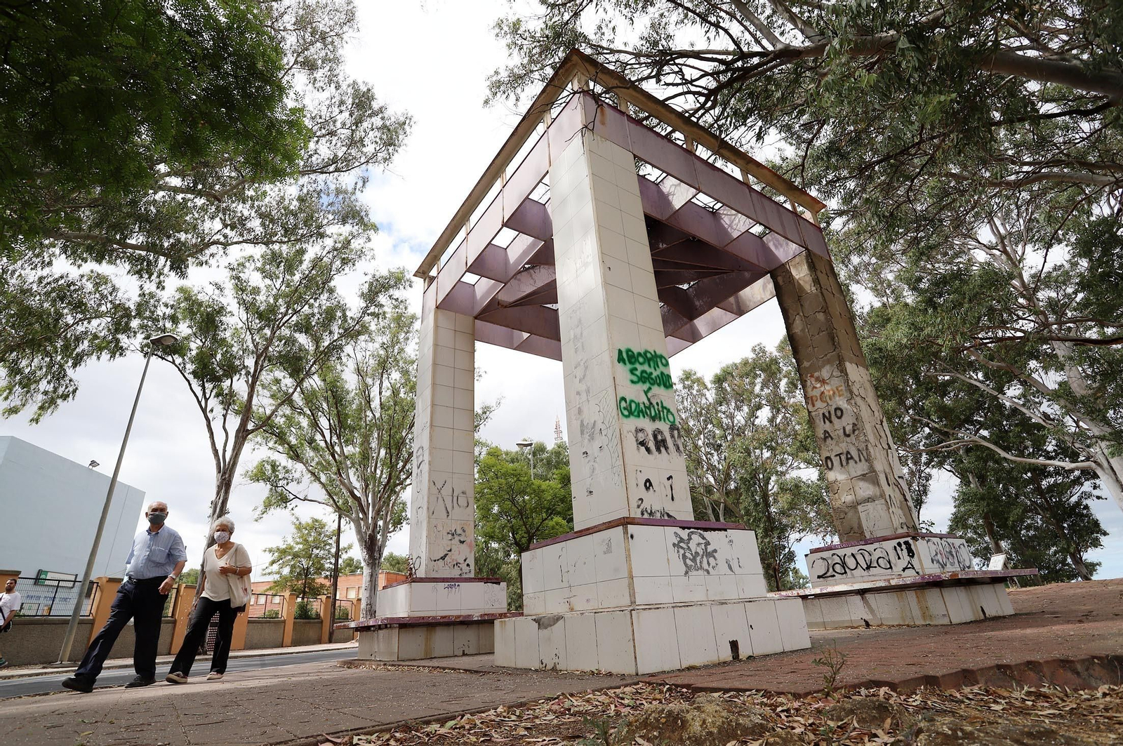 Imágenes de la suciedad, deterioro y abandono de los miradores del Conquero