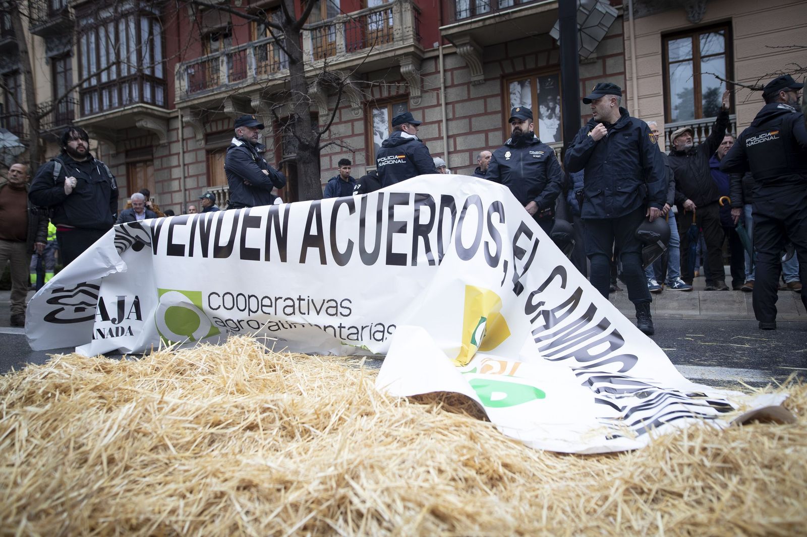 Las mejores imágenes de la tractorada que ha paralizado Granada bajo la lluvia