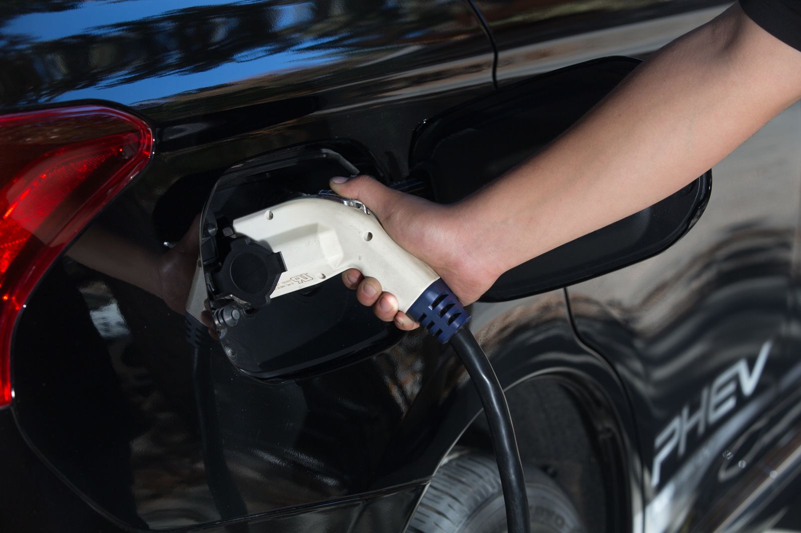 Las ayudas a los vehículos eléctricos y de gas podrían estar listas a finales de año