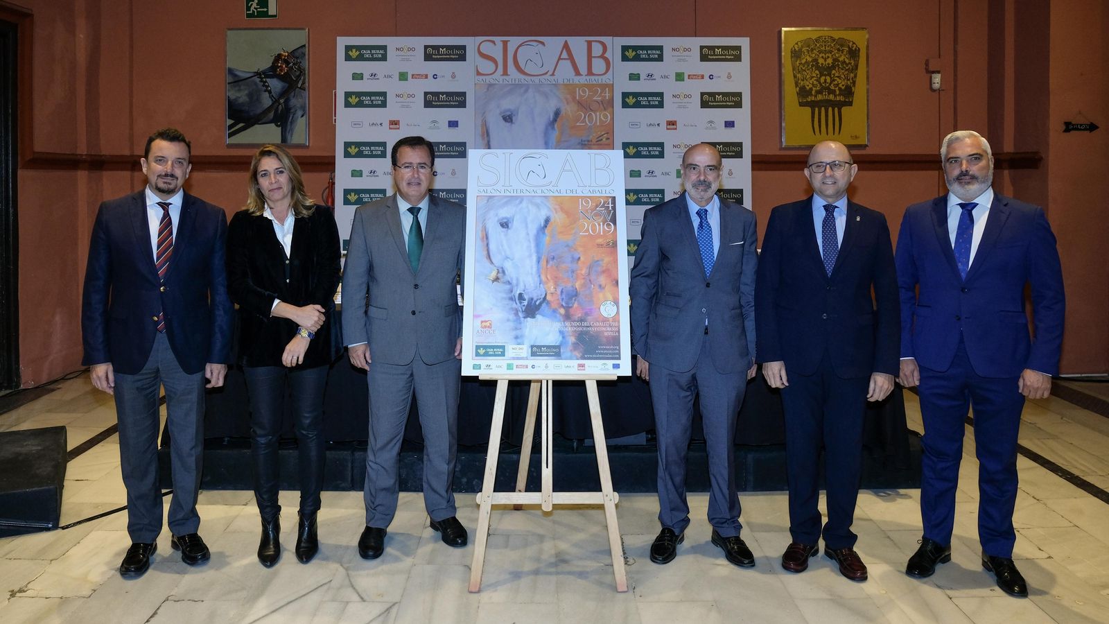Emilio Ponce Tornero, director de la Fundación Caja Rural del Sur; Ana María García López, directora general de Calidad, Innovación y Fomento del Turismo de la Consejería de Turismo; Juan Carlos Cabrera, teniente de alcalde y delegado del Área de Gobernación y Fiestas Mayores del Ayuntamiento de Sevilla; José Juan Morales, presidente de Ancce; Manuel Gómez Galera, director general de Producción Agrícola y Ganadera de la Consejería de Agricultura, Ganadería y Alimentación; Gonzalo Ortega, director general de Instalaciones Hípicas El Molino.