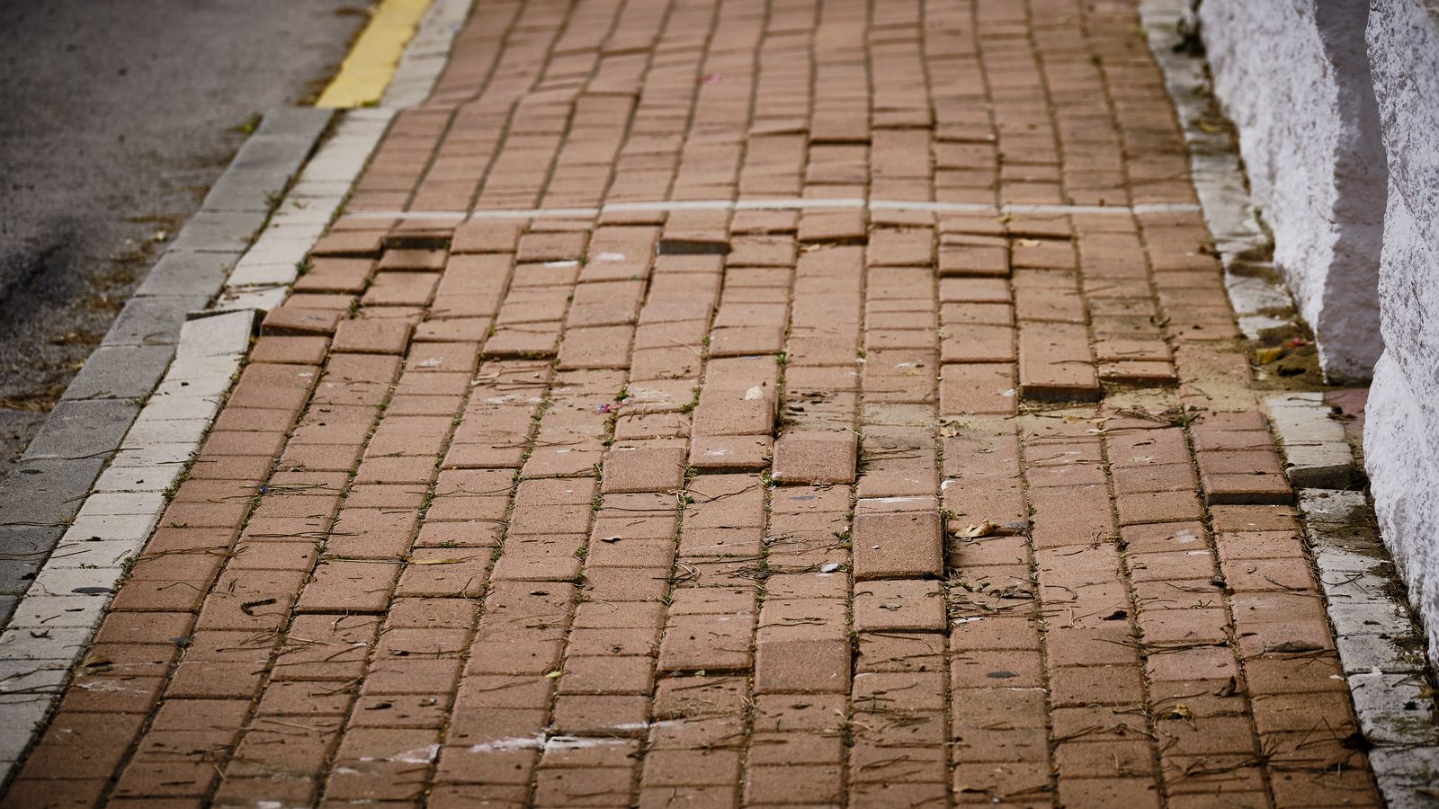 Pavimento en mal estado, susceptible de provocar tropiezos, caidas y accidentes.