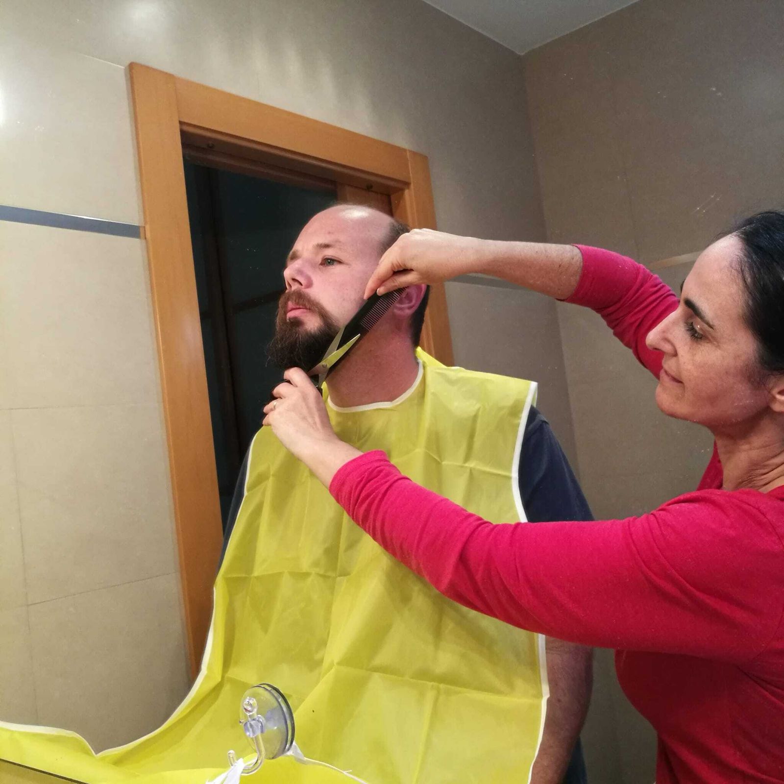 María José repaso a la barba de Javier.