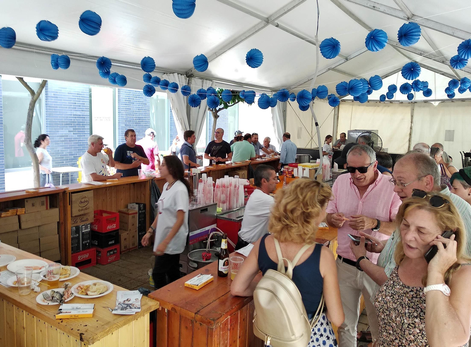 Imágenes de las Colombinas de día de la calle Marina
