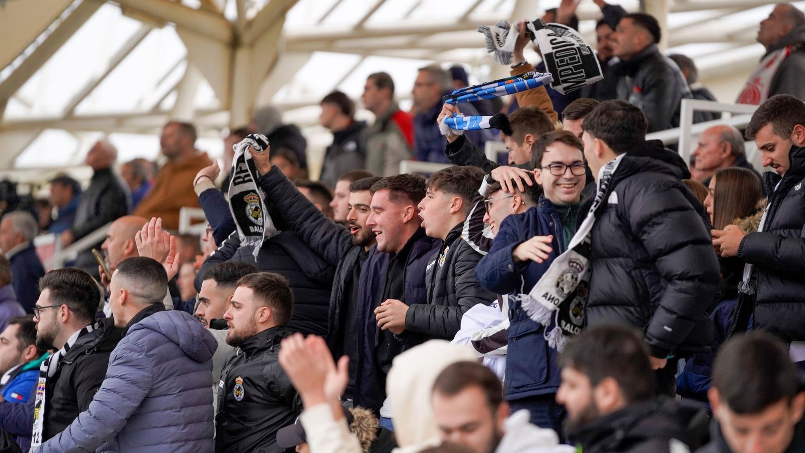 Aficionados de la Balona, en el San Juan Bosco de Utrera, este domingo
