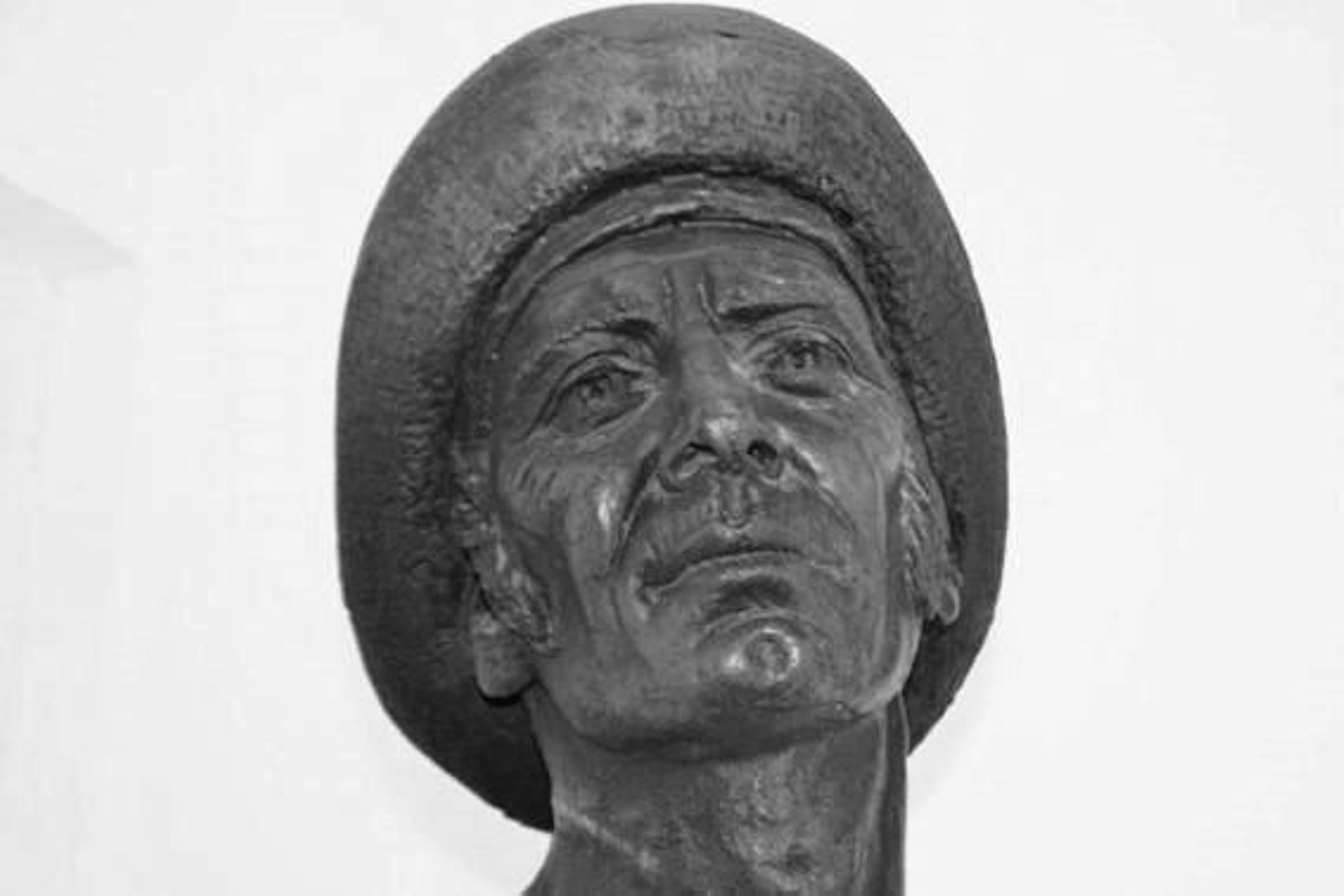 Detalle del rostro de Ortega Bru en la escultura de Nacho Falgueras.