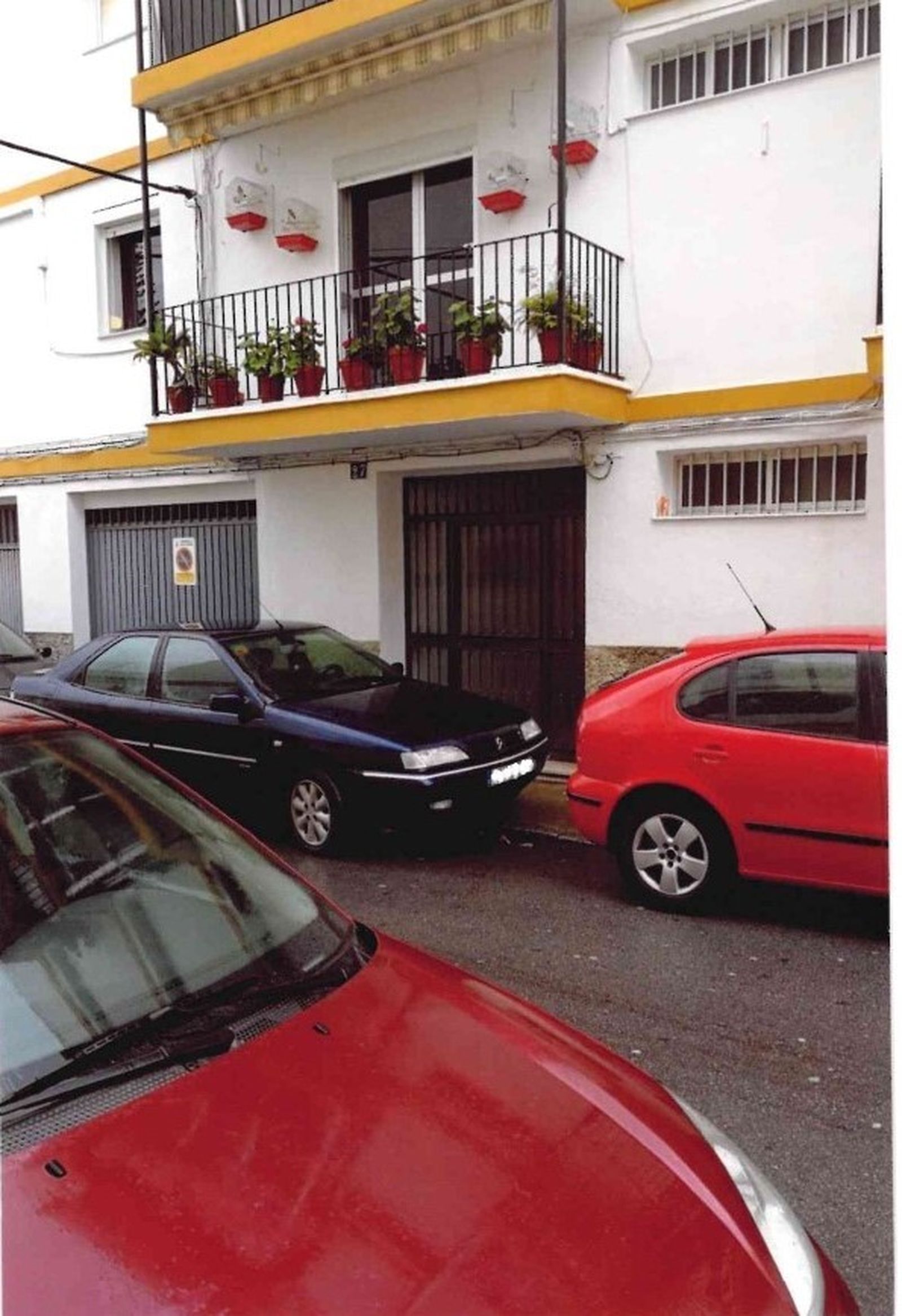 Imagen de vehículos ocupando la acera de Ventura Misa.