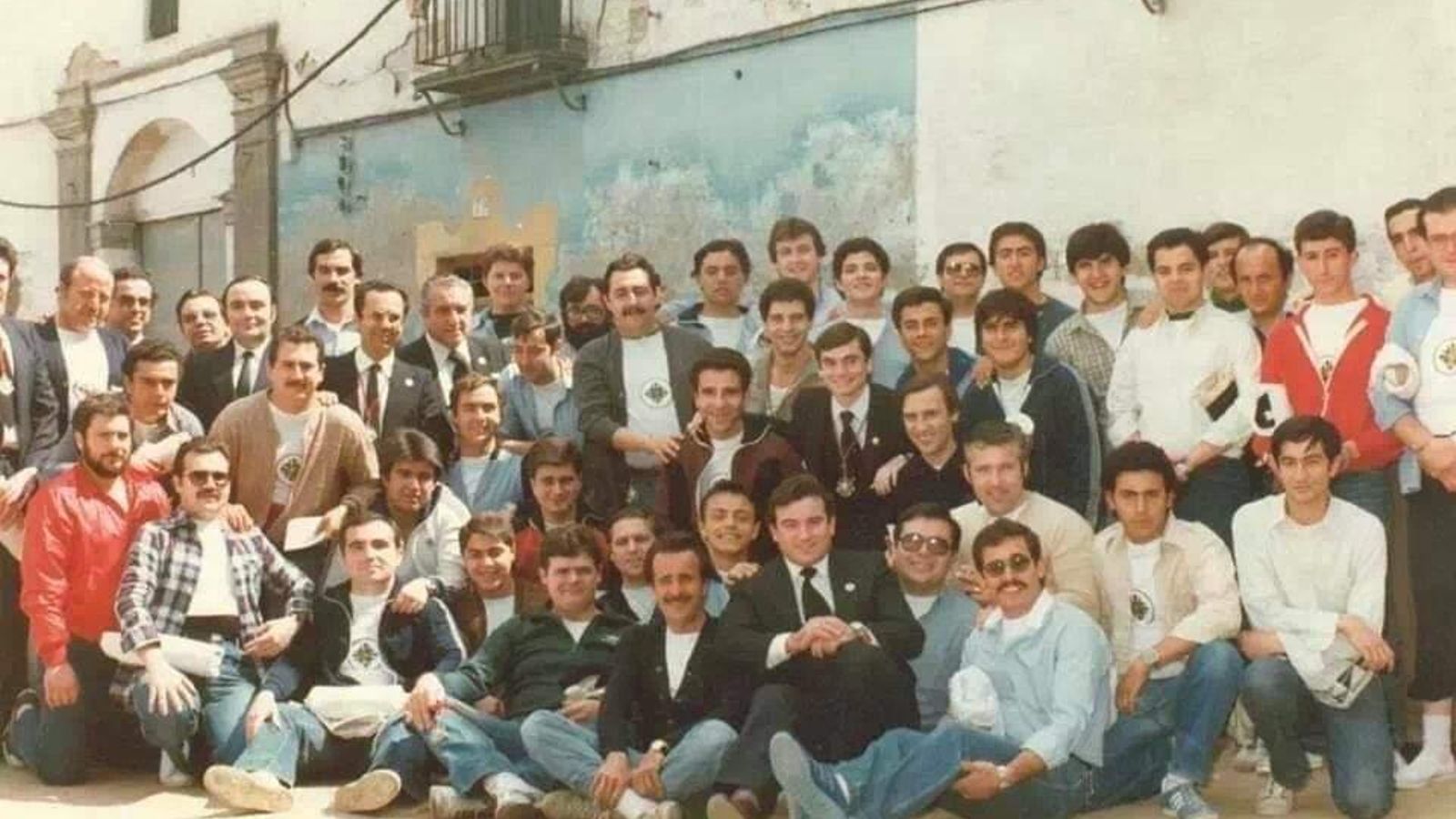 Foto de la cuadrilla de San Gonzalo en 1982, con Bienvenido en el centro de la imagen.
