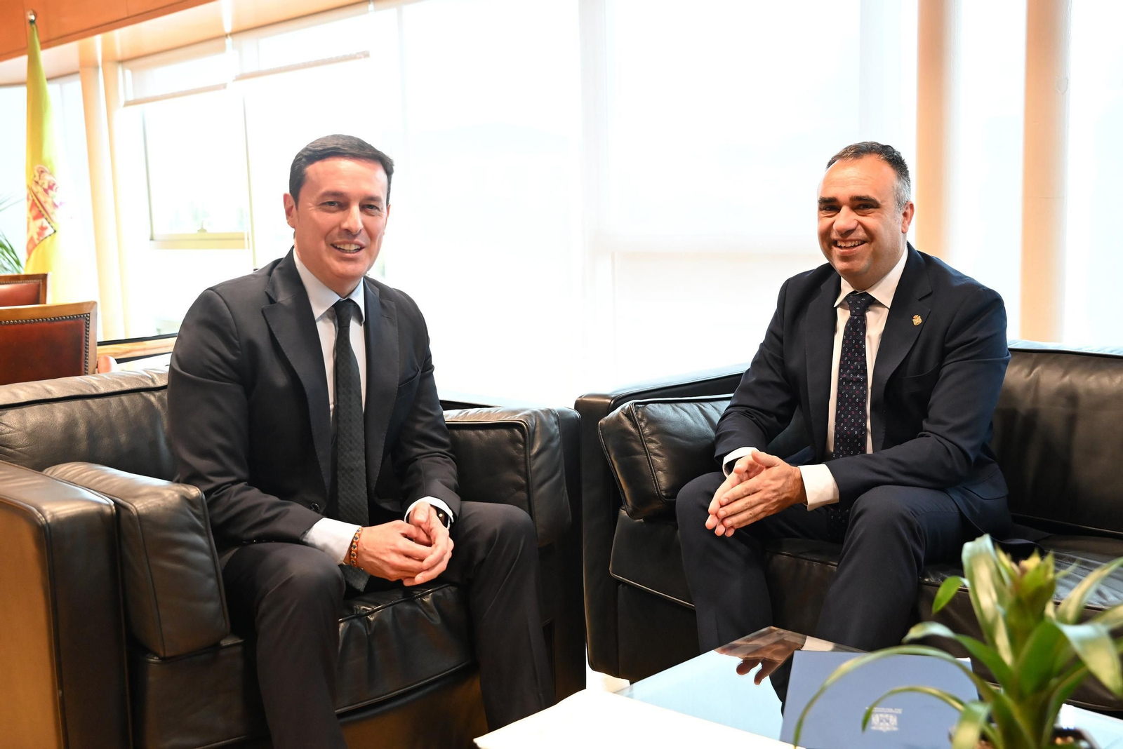 Javier Aureliano (izq.) y Francis Rodríguez durante la reunión.