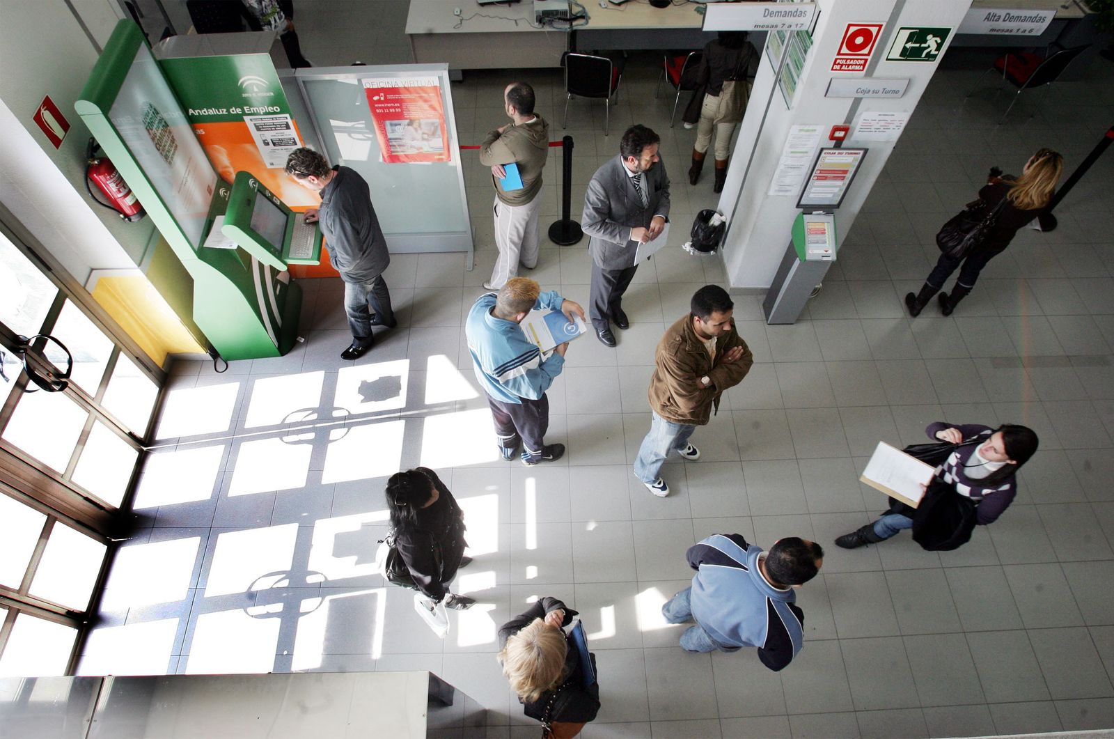 El paro de larga duración se ha reducido en el último año, pero a un ritmo mucho más bajo que la cifra total.
