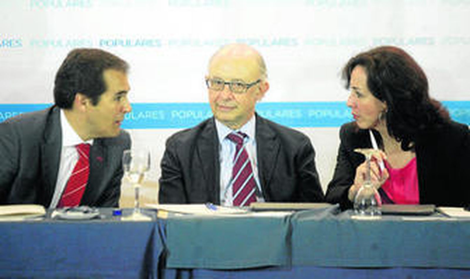 José Antonio Nieto, Cristóbal Montoro y la presidenta de la Diputación, María Luisa Ceballos.
