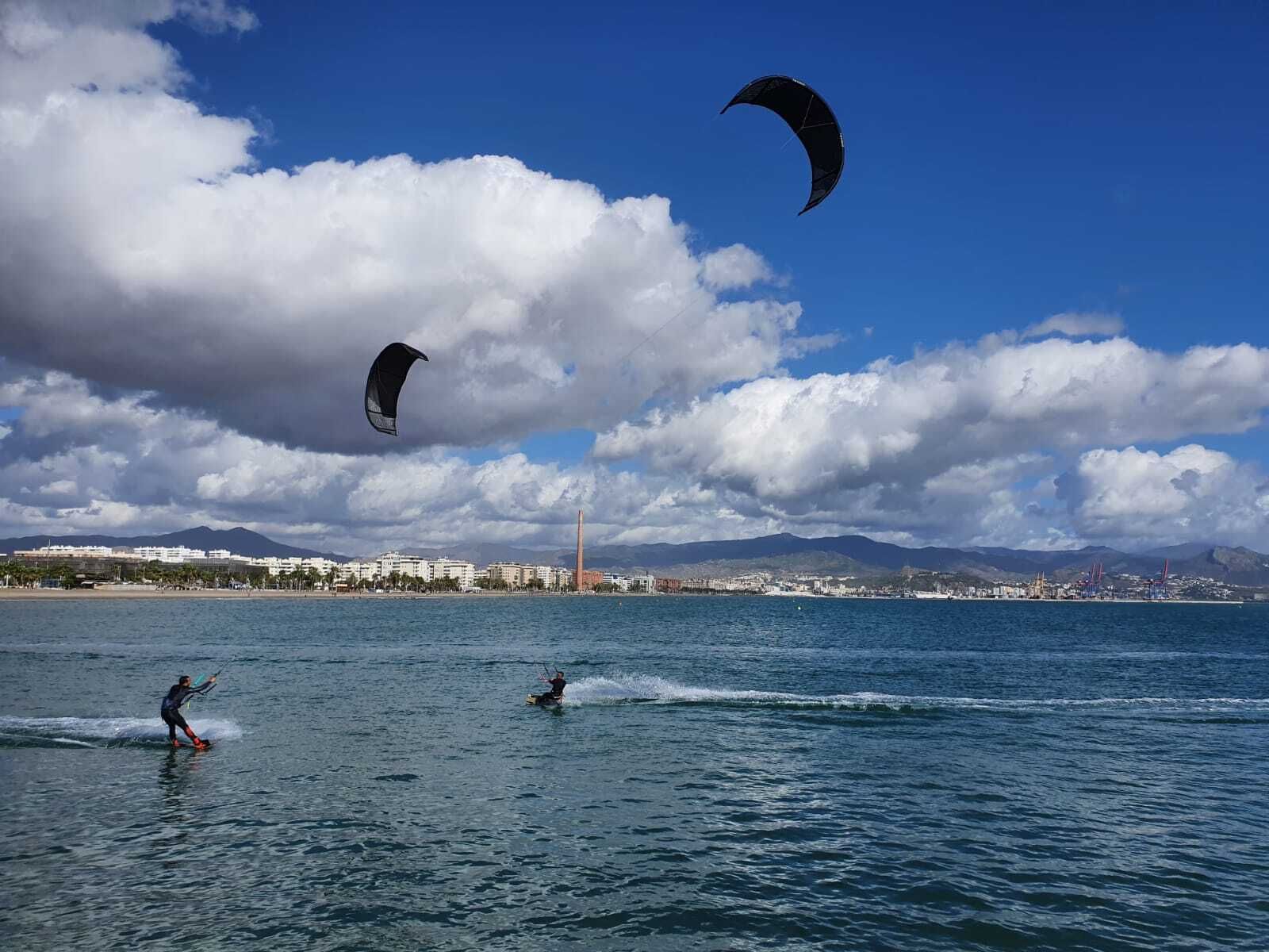 Domingo de kitesurf en la playa de Sacaba de Málaga, en fotos