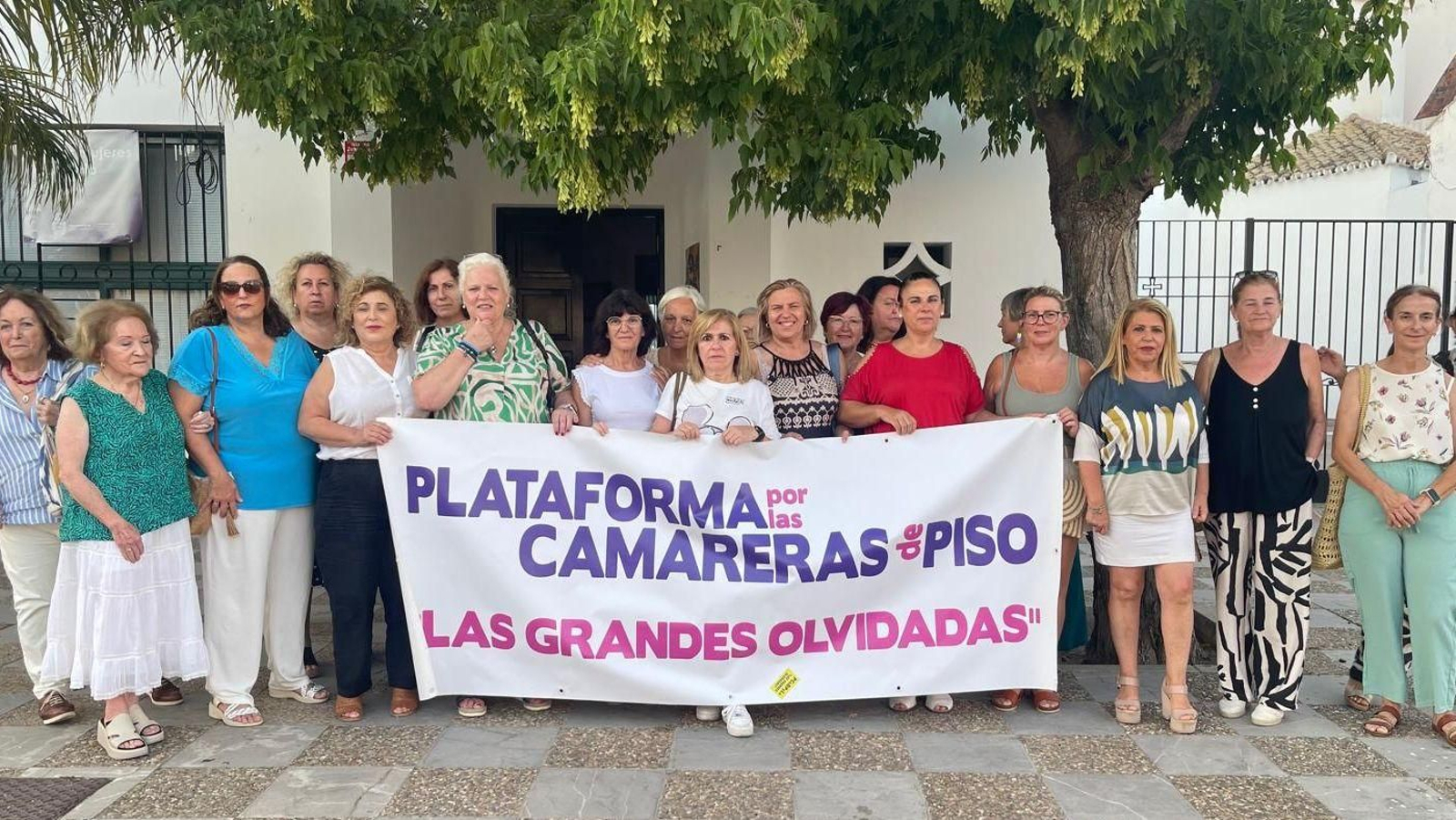 Mamen Sánchez con las camareras de piso, en La Barca.